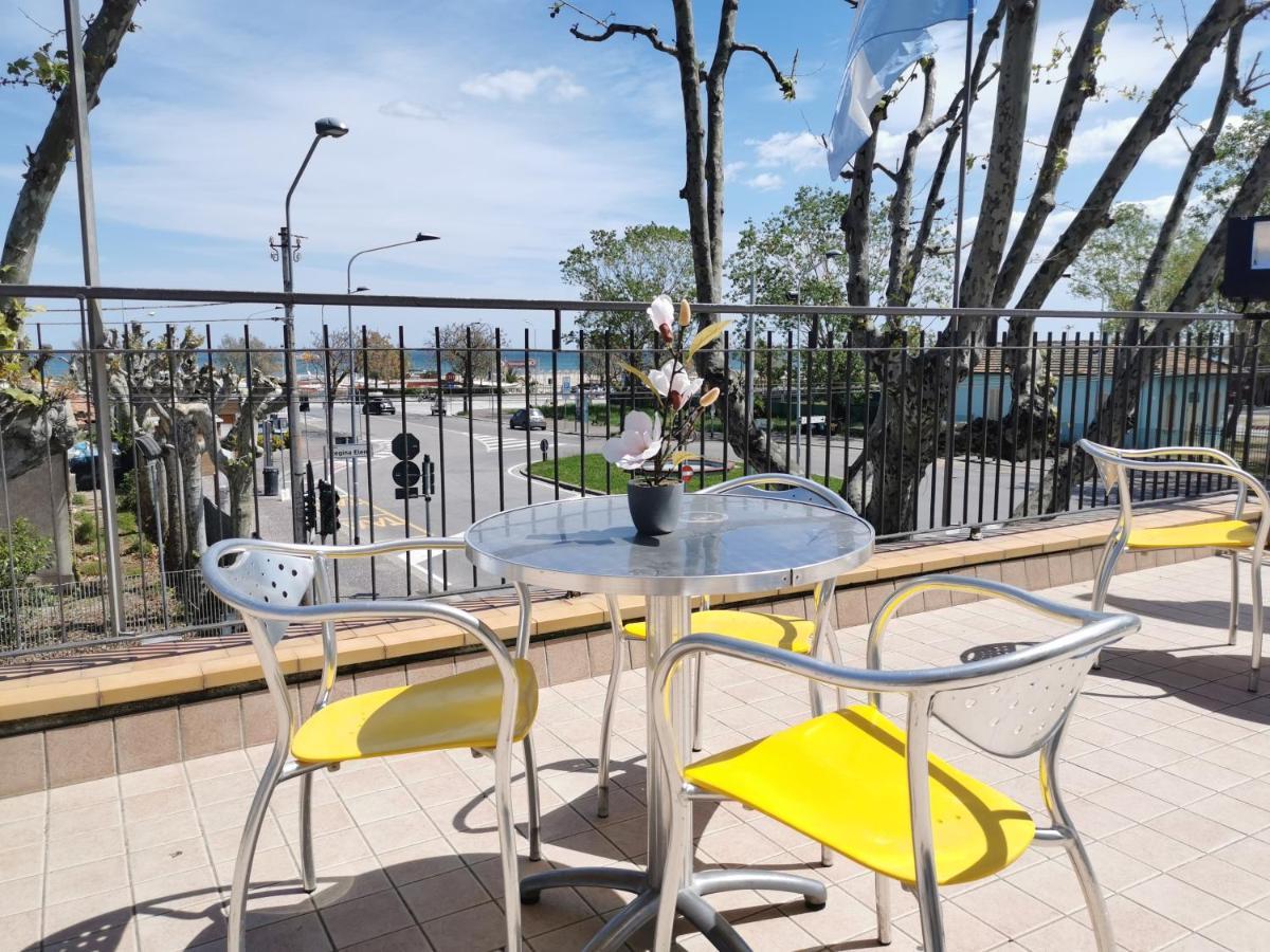 Hotel Ideale Young People Under 40 Rimini Kültér fotó