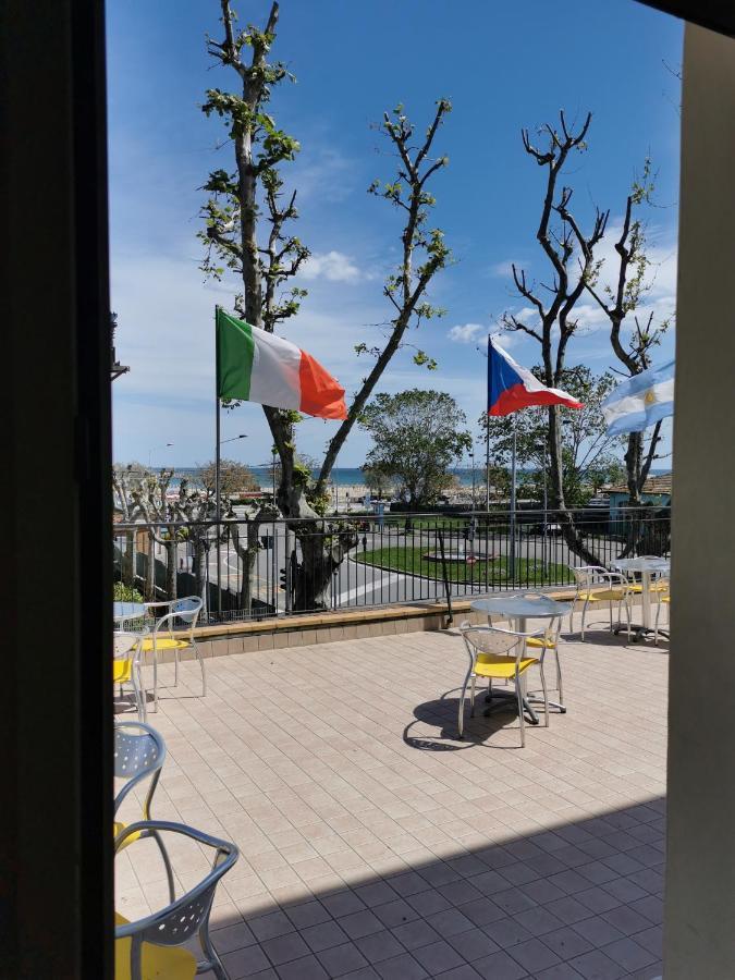 Hotel Ideale Young People Under 40 Rimini Kültér fotó