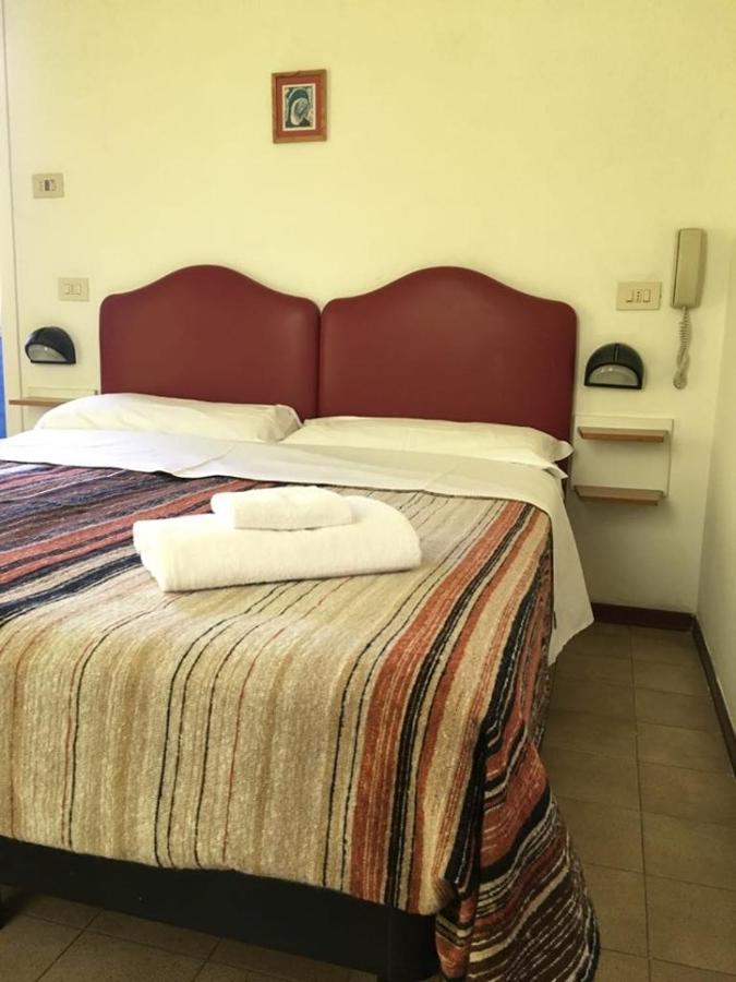 Hotel Ideale Young People Under 40 Rimini Kültér fotó