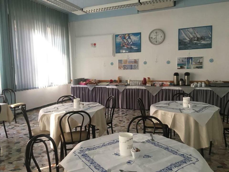 Hotel Ideale Young People Under 40 Rimini Kültér fotó