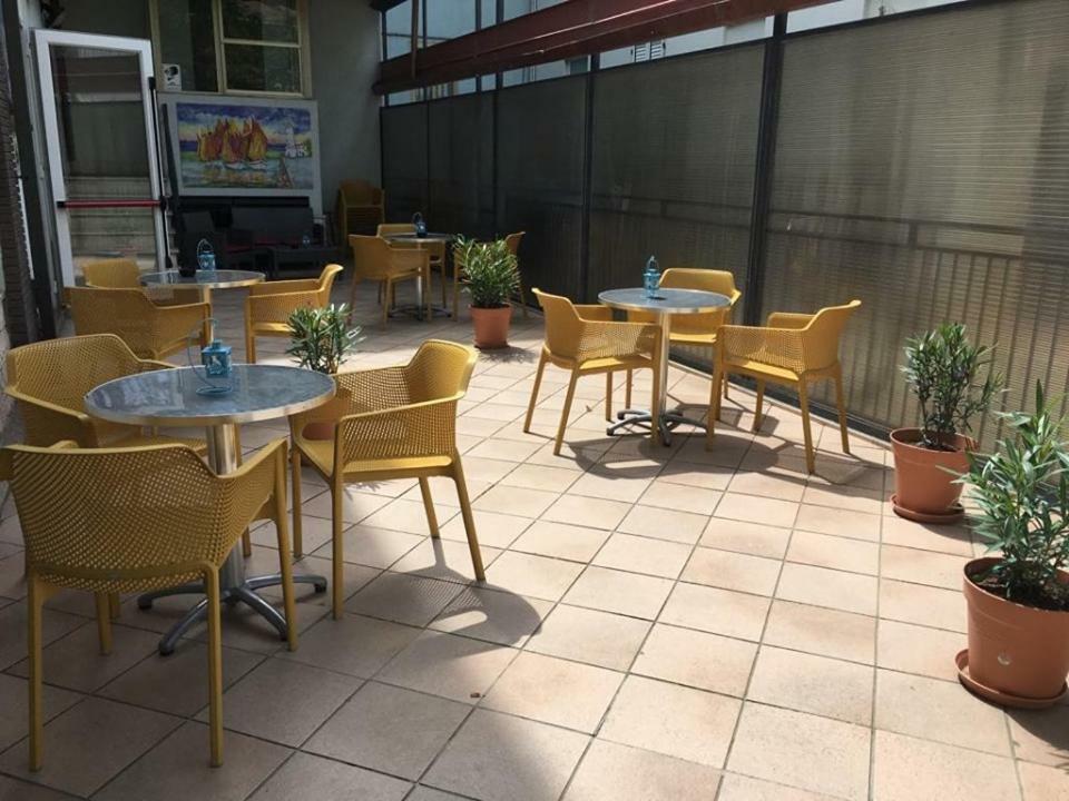Hotel Ideale Young People Under 40 Rimini Kültér fotó